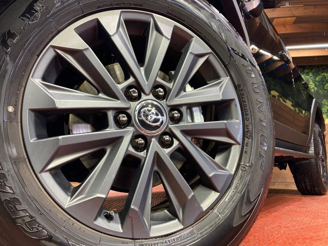 �y�����A���~�z�C�[���z�O�ςɃ}�b�`���������A���~�z�C�[���𑕒����Ă���܂��B�e��ЊO�A���~�z�C�[����A�X�^�b�h���X�^�C�����戵�����Ă���܂��B���񂲑��k����������