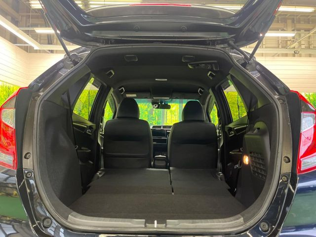 ���i�̂���������ʋ΁A���}���ɏ\���ȉ׎��X�y�[�X���m�ۂ��Ă���܂��B�Z�J���h�V�[�g��|���ƁA�傫�ȉו��̐ύڂ��\�ł���