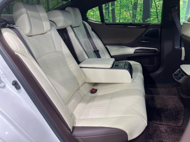 広々とした2列目シートは居住性が高く、居心地も快適!友達や家族とのお出かけにぴったりです。ベビーシートやチャイルドシート使用時も快適にお過ごしいただける十分な空間を確保しています。