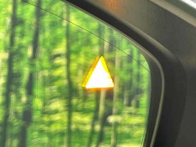 �y�u���C���h�X�|�b�g���j�^�����O�z���s���A�h�A�~���[�̎��p�ɂȂ�₷���ӏ��Ɍ㑱�Ԃ��ڋ߂���ƃT�C�h�~���[�t�߂Ɍx����\���A�h���C�o�[�ɒ��ӊ��N�����Ă���܂��B