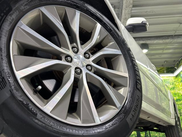 �y����18�C���`�A���~�z�C�[���z�O�ςɃ}�b�`���������A���~�z�C�[���𑕒����Ă���܂��B�e��ЊO�A���~�z�C�[����A�X�^�b�h���X�^�C�����戵�����Ă���܂��B���񂲑��k����������