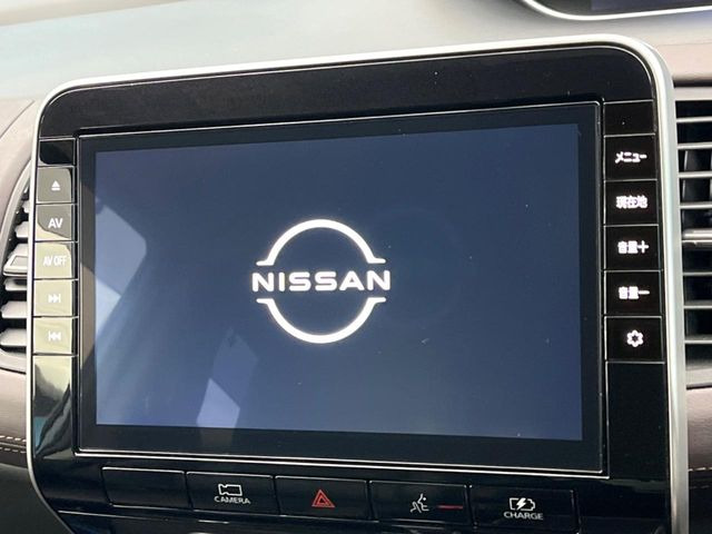 【純正ナビ】人気の純正ナビを装備しております。ナビの使いやすさはもちろん、オーディオ機能も充実!キャンプや旅行はもちろん、通勤や買い物など普段のドライブも楽しくなるはず♪