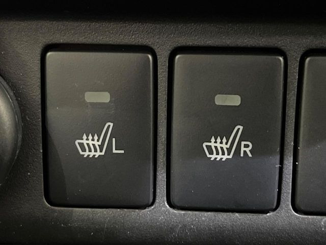 【シートヒーター】寒い日に重宝するシートヒーター!エアコンより早く温まってくれるので寒がりの人も安心ですね♪エアコンの温風は乾燥するから苦手、という方にもをおすすめです。