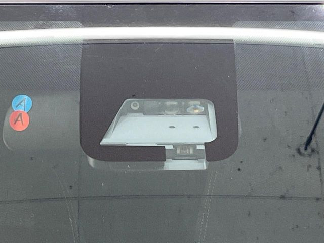 【トヨタセーフティセンス】走行中に前方の車両等を認識し、衝突しそうな時は警報とブレーキで衝突回避と被害軽減をアシスト。より安全にドライブをお楽しみいただけます。