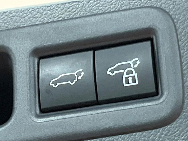 【ハンズフリーパワーバックドア】リアバンパー下部に足先を出し入れするだけでバックドアが自動で開閉♪両手が荷物でふさがっている時でもラクラク開閉操作が行えます!