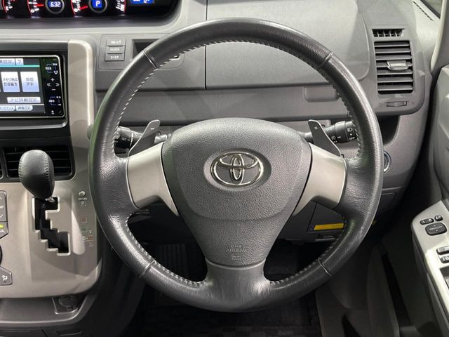 �C���e���A�ɍ��킹���f�U�C���̃X�e�A�����O�́A�^�]�������̂��Ƃ��l���A�^�]���₷���`��A�傫���ł��B�����x�A���ۂɐG���Ă��m���߂��������B