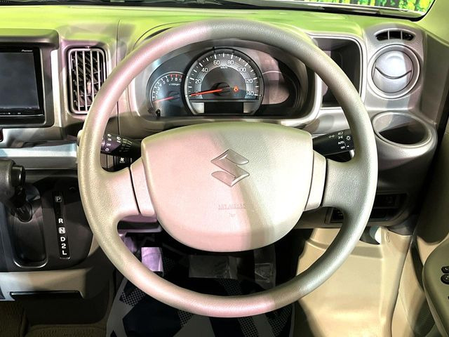 �C���e���A�ɍ��킹���f�U�C���̃X�e�A�����O�́A�^�]�������̂��Ƃ��l���A�^�]���₷���`��A�傫���ł��B�����x�A���ۂɐG���Ă��m���߂��������B