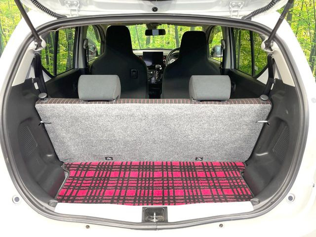 ���i�̂���������ʋ΁A���}���ɏ\���ȉ׎��X�y�[�X���m�ۂ��Ă���܂��B�Z�J���h�V�[�g��|���ƁA�傫�ȉו��̐ύڂ��\�ł���