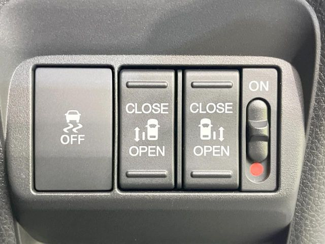 【両側パワースライドドア】スマートキーや運転席のスイッチで後席両側スライドドアの開閉が可能♪電動だから力を入れてドアを開ける必要が無く、小さなお子様でも簡単に開け閉めでき快適です♪