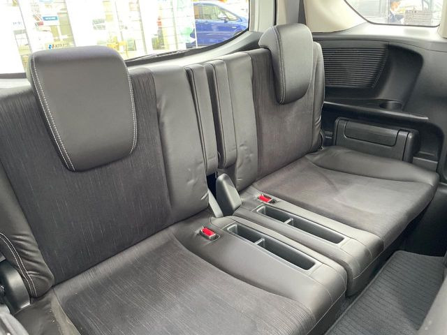 3列目シートはもちろん状態良好☆大人でもゆったりと座って頂けますので、大人数でのお出かけもラクラクです♪ご家族で、気の知れた仲間で、ドライブに行くのが楽しみですね♪