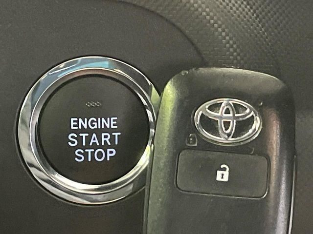 【スマートキー】カバンやポケットに入れたままでもドアの施錠・解錠が可能なスマートキーを装備。エンジンのオン・オフ時もカギを取り出す必要が無いからとっても便利です♪