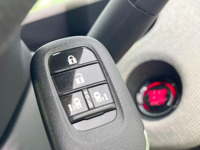 【Hondaスマートキー】カバンやポケットに入れたままでもドアの施錠・解錠が可能なスマートキーを装備。エンジンのオン・オフ時もカギを取り出す必要が無いからとっても便利です♪