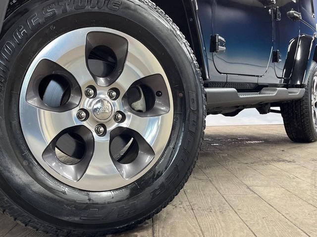 ●純正18インチアルミホイール:輸入車ならではの卓越した走りを支えるホイールと足回りです!日本車の走りに慣れている方にもぜひ体感して頂きたいほど、高いレベルでまとまっています!