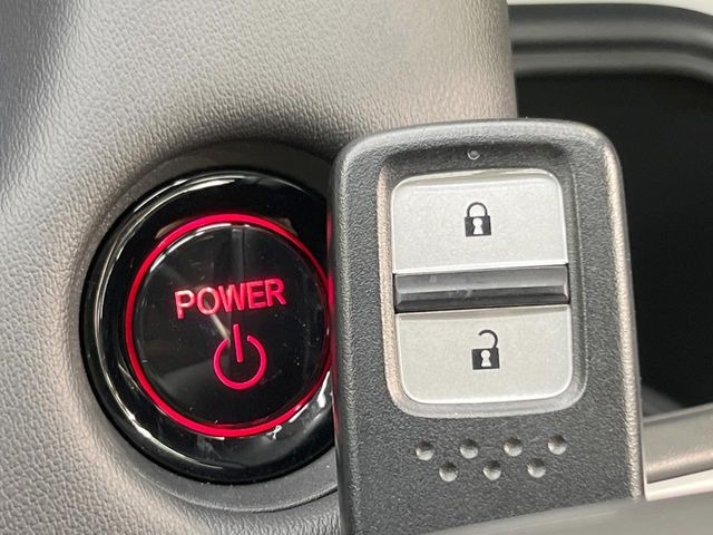 �yHonda�X�}�[�g�L�[�z�J�o����|�P�b�g�ɓ��ꂽ�܂܂ł��h�A�̎{���E�������\�ȃX�}�[�g�L�[�𑕔��B�G���W���̃I���E�I�t�����J�M�����o���K�v����������Ƃ��Ă��֗��ł���