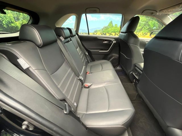 後部座席も気になるようなキズ・汚れやへたり等、大きなダメージはなく、良好な状態です。