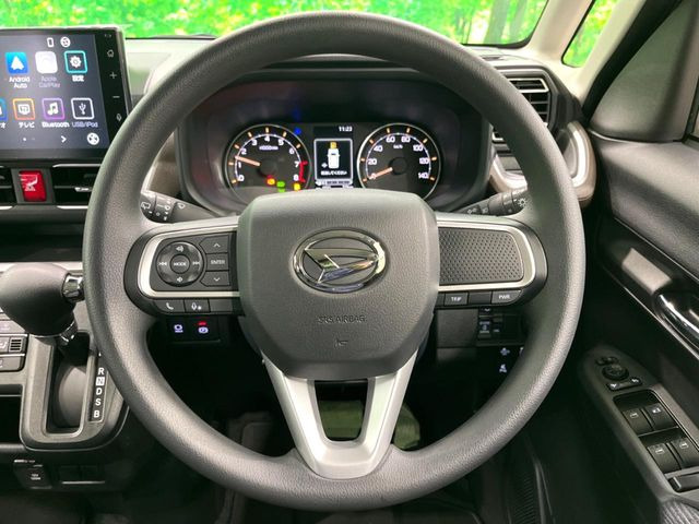 �C���e���A�ɍ��킹���f�U�C���̃X�e�A�����O�́A�^�]�������̂��Ƃ��l���A�^�]���₷���`��A�傫���ł��B�����x�A���ۂɐG���Ă��m���߂��������B