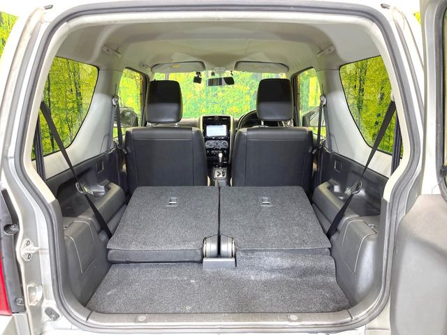 ���i�̂���������ʋ΁A���}���ɏ\���ȉ׎��X�y�[�X���m�ۂ��Ă���܂��B�Z�J���h�V�[�g��|���ƁA�傫�ȉו��̐ύڂ��\�ł���