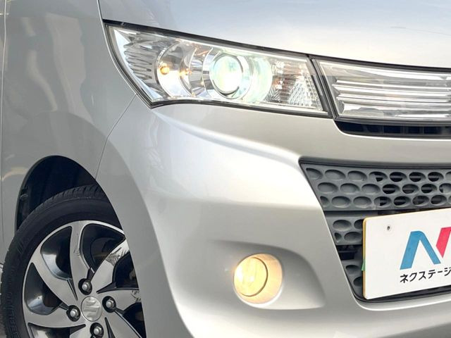 【HIDヘッドライト】非常に明るく前方を照らしてくれるので、悪天候や夜間の走行時も視界良好で安心してお乗りいただけます。