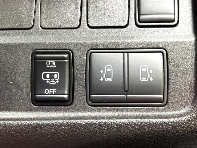 【両側パワースライドドア】スマートキーや運転席のスイッチで後席両側スライドドアの開閉が可能♪電動だから力を入れてドアを開ける必要が無く、小さなお子様でも簡単に開け閉めでき快適です♪