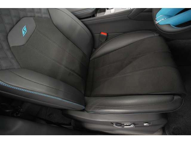 ・ディープパイルオーバーマット(フロント&リア) ￥87,090・デジタルインナーミラー・レーダー探知機・ステルスフルプロテクションフィルム