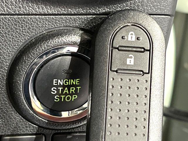 【キーフリーシステム】カバンやポケットに入れたままでもドアの施錠・解錠が可能なスマートキーを装備。エンジンのオン・オフ時もカギを取り出す必要が無いからとっても便利です♪