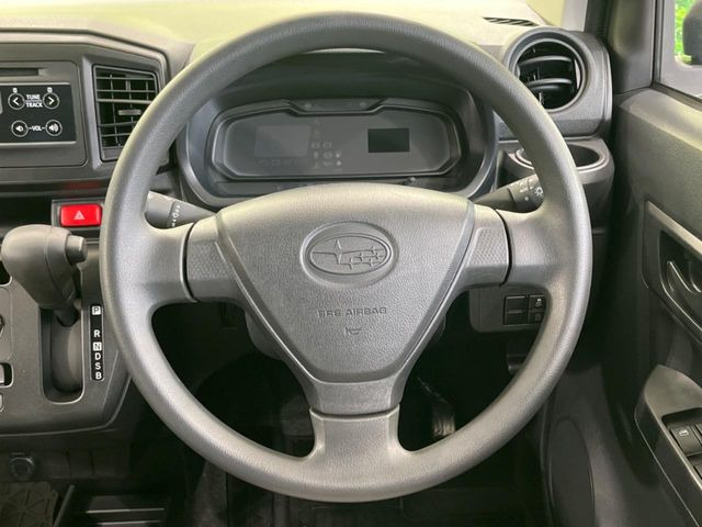 インテリアに合わせたデザインのステアリングは、運転される方のことも考え、運転しやすい形状、大きさです。是非一度、実際に触ってお確かめください。