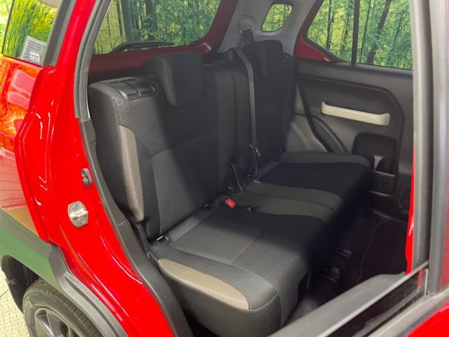 後部座席も気になるようなキズ・汚れやへたり等、大きなダメージはなく、良好な状態です。