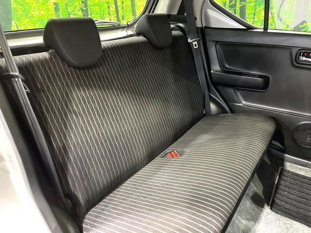 後部座席も気になるようなキズ・汚れやへたり等、大きなダメージはなく、良好な状態です。