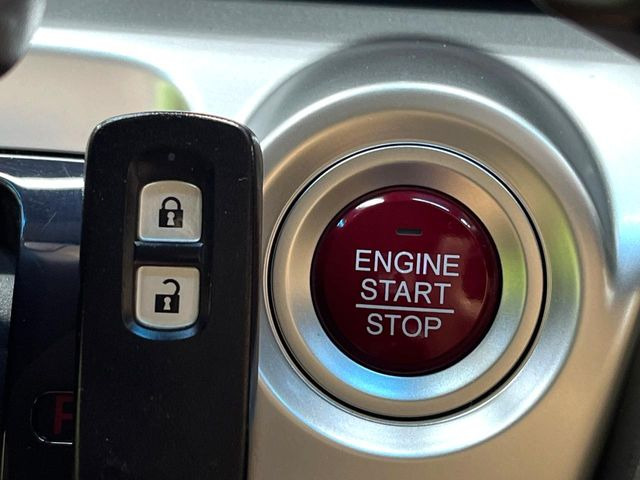 �yHonda�X�}�[�g�L�[�z�J�o����|�P�b�g�ɓ��ꂽ�܂܂ł��h�A�̎{���E�������\�ȃX�}�[�g�L�[�𑕔��B�G���W���̃I���E�I�t�����J�M�����o���K�v����������Ƃ��Ă��֗��ł���