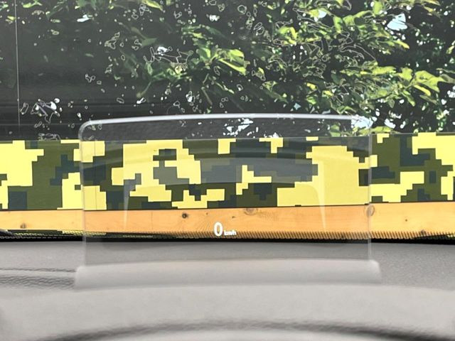 【ヘッドアップディスプレイ】現在の速度や走行情報をデジタル表示で運転席前方のガラスに投影!運転中、目線をずらさず必要な情報を確認できるのでとっても便利で安心!