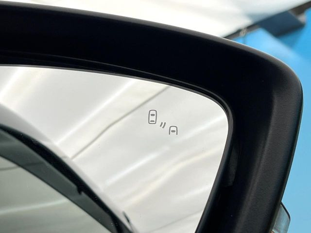 【ブラインドスポットワーニング】走行中、ドアミラーの死角になりやすい箇所に後続車が接近するとサイドミラー付近に警告を表示、ドライバーに注意喚起をしてくれます。