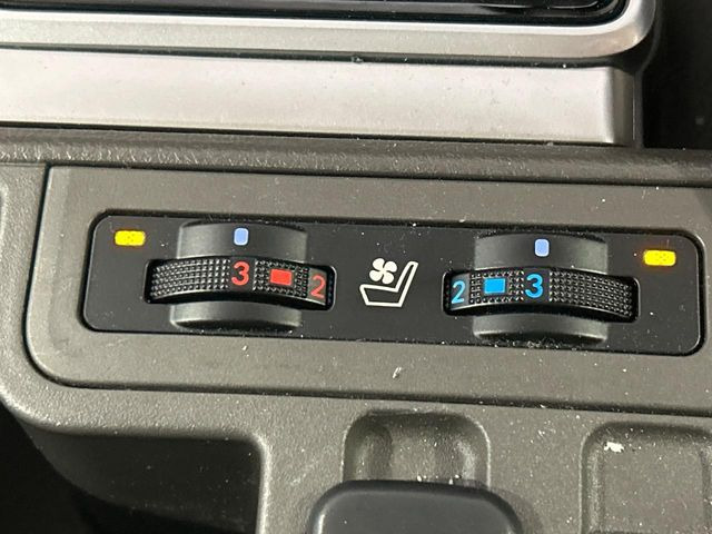 【シートベンチレーション】夏場は涼しい風でお尻や背中の熱やムレを防ぎ、冬はエアコンよりも早く温まってポカポカに!季節を問わず快適に過ごせます。