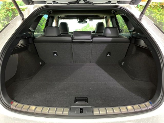 ラゲッジルームは、大容量のスペースを確保。普段のお買い物からレジャーまで、幅広く活躍してくれます!また、リアシートを倒すことでバリエーション豊かにお使いいただけます。