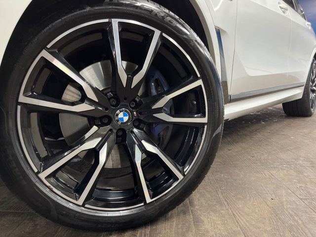 ●純正22インチアルミホイール:輸入車ならではの卓越した走りを支えるホイールと足回りです!日本車の走りに慣れている方にもぜひ体感して頂きたいほど、高いレベルでまとまっています!