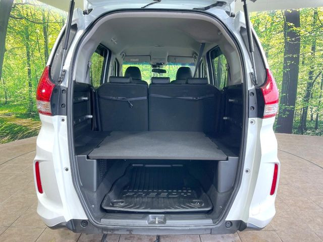 ���i�̂���������ʋ΁A���}���ɏ\���ȉ׎��X�y�[�X���m�ۂ��Ă���܂��B�Z�J���h�V�[�g��|���ƁA�傫�ȉו��̐ύڂ��\�ł���