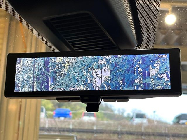 【インテリジェントルームミラー】後席の大きな荷物や同乗者で後方が確認しづらい時でも安心!カメラが撮影した車両後方の映像をルームミラー内に表示。クリアな視界で状況の確認が可能です!