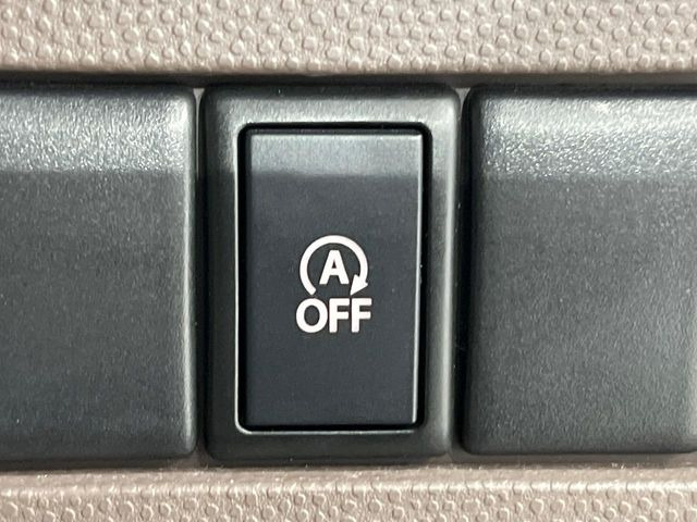 【アイドリングストップ】赤信号や渋滞で停車した際にエンジンを停止し、無駄な燃料の消費を抑えます。燃費向上や環境保護につなげる機能♪エンジンはブレーキを離せば再始動します。