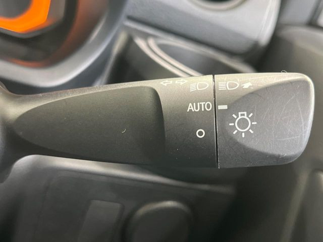 【オートライト】周りの明るさに応じて自動でヘッドライトの点灯・消灯ができる機能です!ライトの付け忘れ・消し忘れなどが無くなり、雨の日や夕方の走行も安心!トンネル通過時も便利ですね♪