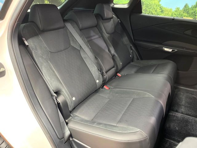 広々とした2列目シートは居住性が高く、居心地も快適!友達や家族とのお出かけにぴったりです。ベビーシートやチャイルドシート使用時も快適にお過ごしいただける十分な空間を確保しています。