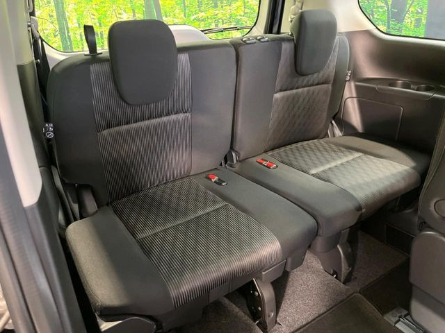 3列目シートはもちろん状態良好☆大人でもゆったりと座って頂けますので、大人数でのお出かけもラクラクです♪ご家族で、気の知れた仲間で、ドライブに行くのが楽しみですね♪