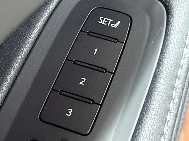 【メモリーシート】ドライバーごとに設定したシート位置を記憶して、ボタン一つで切り替えできる便利な機能!運転する方が複数名いらっしゃるご家庭におすすめです♪