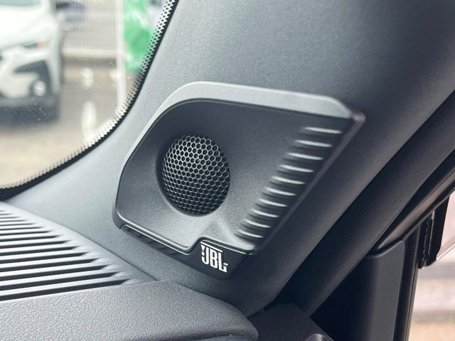 �yJBL�T�E���h�V�X�e���z���[�J�[�I�v�V�����̍��i�ʃT�E���h�V�X�e���𓋍ځB��p�̃`���[�j���O���{���ꂽ�召�l�X�ȃX�s�[�J�[����ǎ��ȃT�E���h���t�ł��A�Տꊴ���ӂ�鉹����Ԃ����o���܂��B