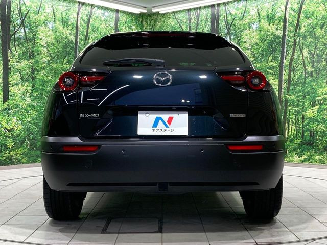 安心の最長10年・走行無制限保証(有償)をご用意。保証内容も充実はもちろん、無料点検&オイル交換や、年中無休の全国・24時間ロードサービスも付帯されておりますのでご安心下さい。