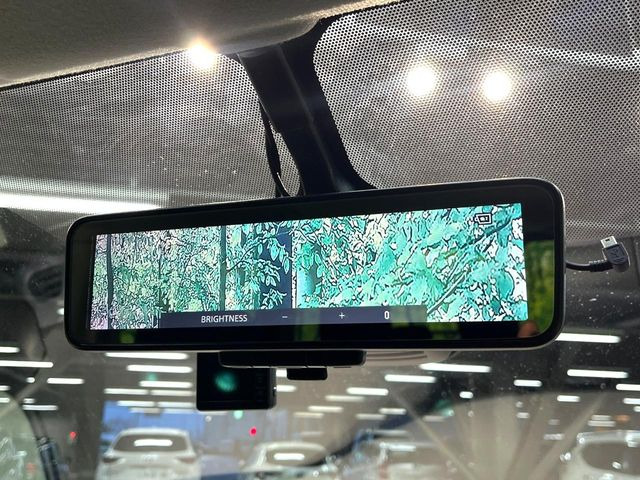 【インテリジェントルームミラー】後席の大きな荷物や同乗者で後方が確認しづらい時でも安心!カメラが撮影した車両後方の映像をルームミラー内に表示。クリアな視界で状況の確認が可能です!