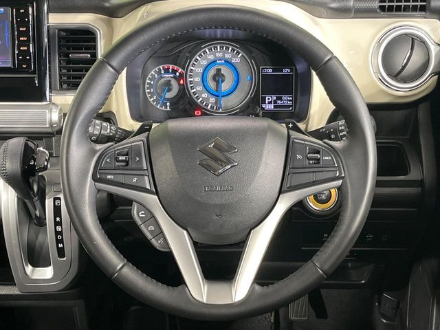 【純正革巻きステアリング】上質な革を使用することで、手にしっかり馴染みとても運転しやすいハンドルです♪