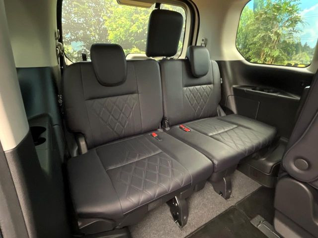 3列目シートはもちろん状態良好☆大人でもゆったりと座って頂けますので、大人数でのお出かけもラクラクです♪ご家族で、気の知れた仲間で、ドライブに行くのが楽しみですね♪