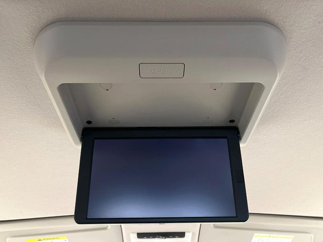 【フリップダウンモニター】大画面モニターで後席でもエンタメをお楽しみいただけます。小さなお子様にも大人気の装備です♪