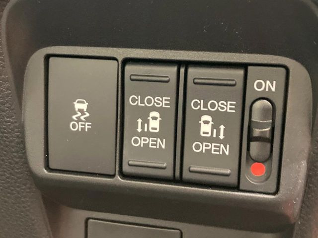 �y�����X���C�h�h�A�z���ԏ�ŗׂ̎ԂƂ̊Ԋu���������ɂ������A�X���C�h�h�A�Ȃ���S!�h�A�I�[�v������������炸�A�J�������L���̂ŏ��~�肪�Ƃ��Ă��ȒP�ł��B�傫�ȉו��̏o���������Ȃ���\��