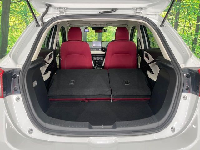 ���i�̂���������ʋ΁A���}���ɏ\���ȉ׎��X�y�[�X���m�ۂ��Ă���܂��B�Z�J���h�V�[�g��|���ƁA�傫�ȉו��̐ύڂ��\�ł���