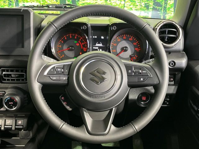 �C���e���A�ɍ��킹���f�U�C���̃X�e�A�����O�́A�^�]�������̂��Ƃ��l���A�^�]���₷���`��A�傫���ł��B�����x�A���ۂɐG���Ă��m���߂��������B